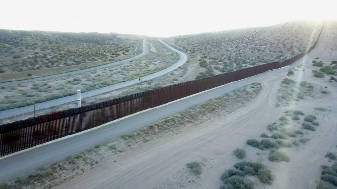 新墨西哥州和奇瓦瓦州之间的美墨边境墙航拍