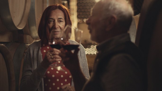 酒窖里的老夫妇酿酒红酒白葡萄酒