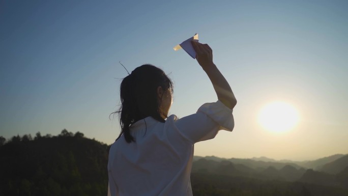 扔纸飞机的女生放飞梦想渴望自由未来可期