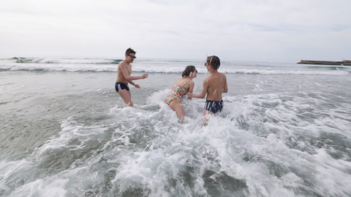 在西西里小镇的海滩上玩球的青少年