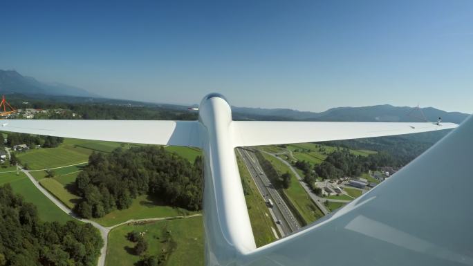 LD滑翔机在绿色景观上方的空中被拖曳