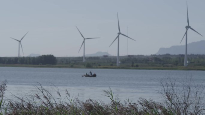 湖面上小船划过