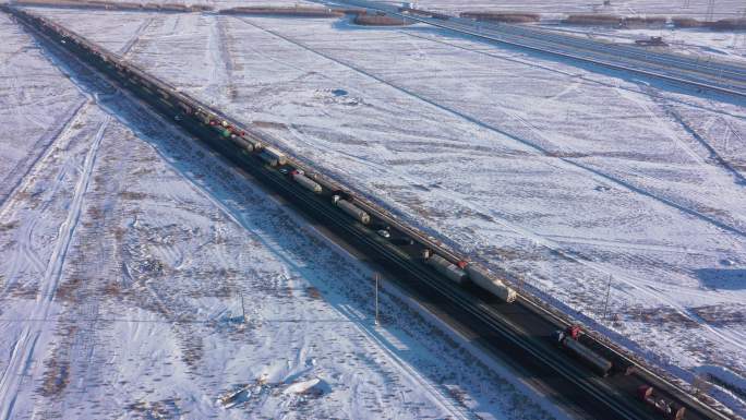 俯拍荒漠雪地高速公路车流