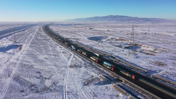 雪后大漠戈壁高速公路拥堵车流