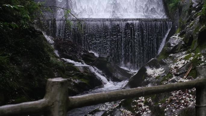 瀑布岩石竹桥