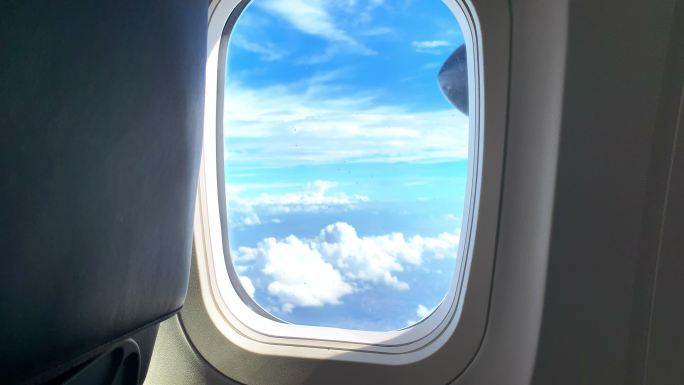 飞往我们的下一个度假目的地-从商业客机窗口拍摄的4k视频