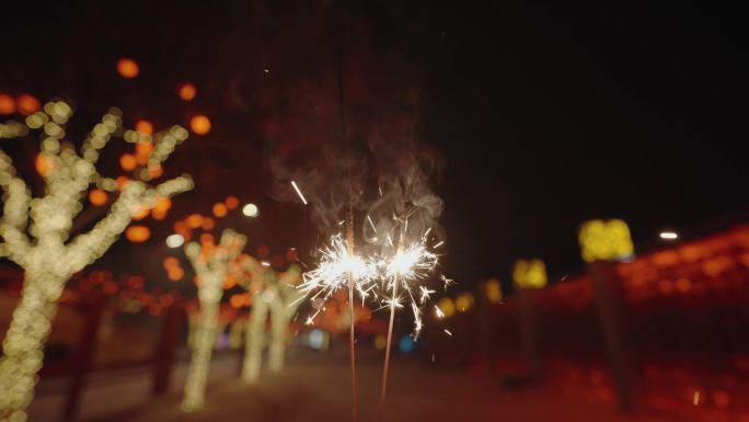 新年雪后街道上燃放的冷焰火仙女棒