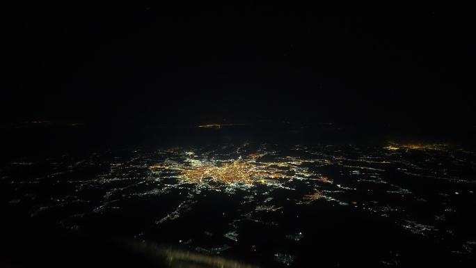 夜间飞越布达佩斯城市夜景城市耗电量用电量