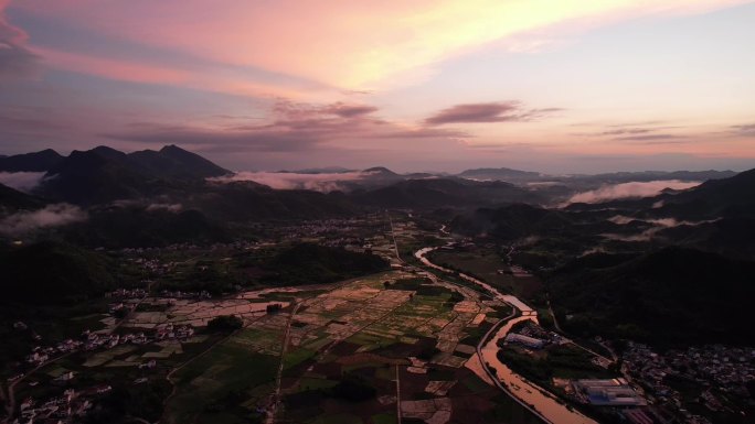 夕阳彩霞下的山区乡村1