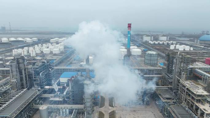 中科炼化储油罐炼油厂烟囱废气排放