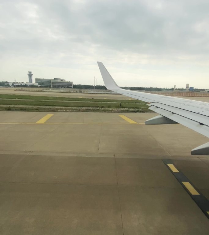 在机场停机坪上滑行的客机的窗口视角平面