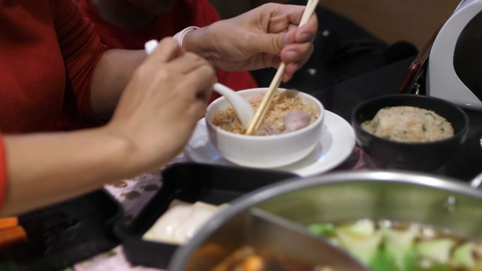 在餐厅与Shabu日式料理共进晚餐