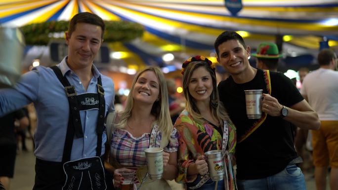 巴西圣卡塔琳娜布鲁姆瑙啤酒节上的朋友肖像