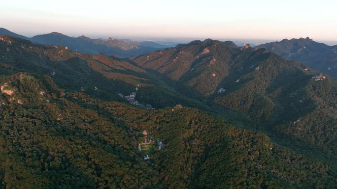 航拍连绵起伏的千山晨曦