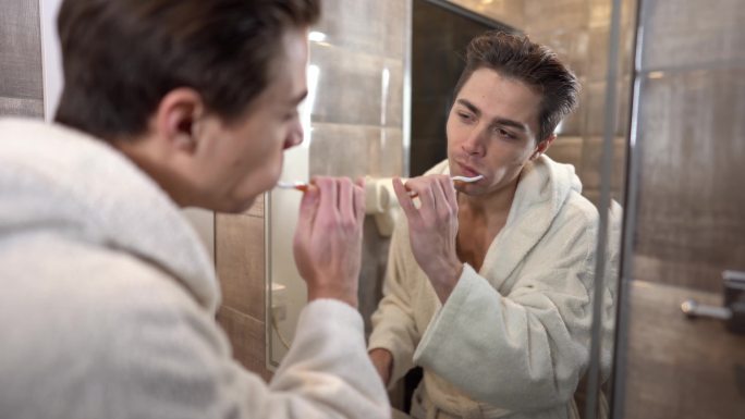 年轻人在浴室刷牙外国人帅气男人广告