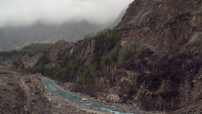 巴基斯坦北部山区河流景观