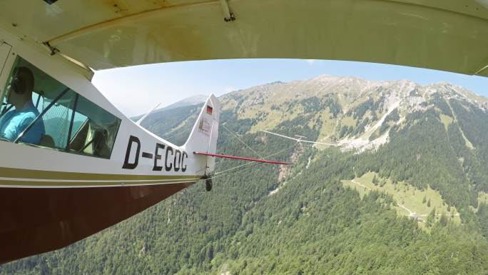 LD轻型飞机在高空牵引滑翔机