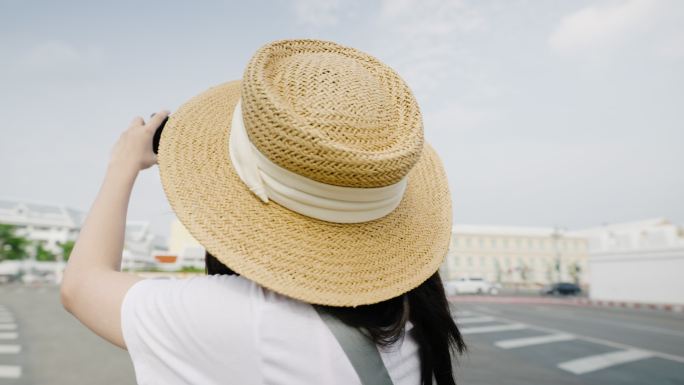 年轻的亚洲女性在泰国曼谷的曼谷大皇宫旅行时自拍。