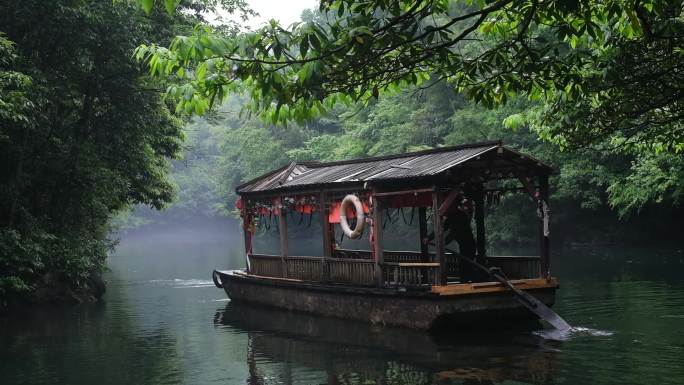 周洛峡谷画舫风景