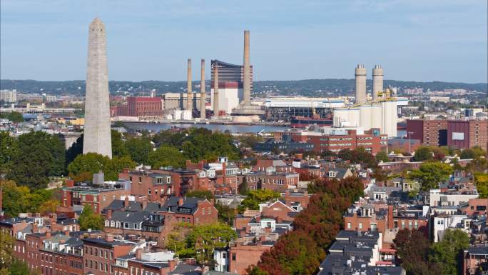 波士顿的城市景观和邦克山纪念碑-波士顿的历史地标。具有平移相机运动的空中视频。