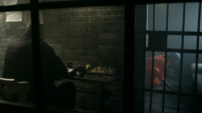 罪犯在惩教所打扫地板时，看守在牢房前的男子