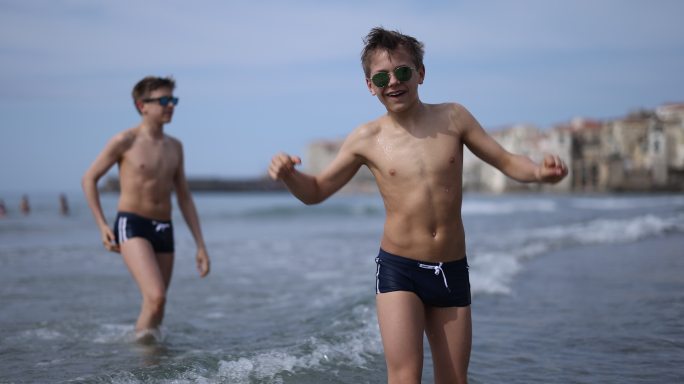 两个男孩在西西里小镇享受大海