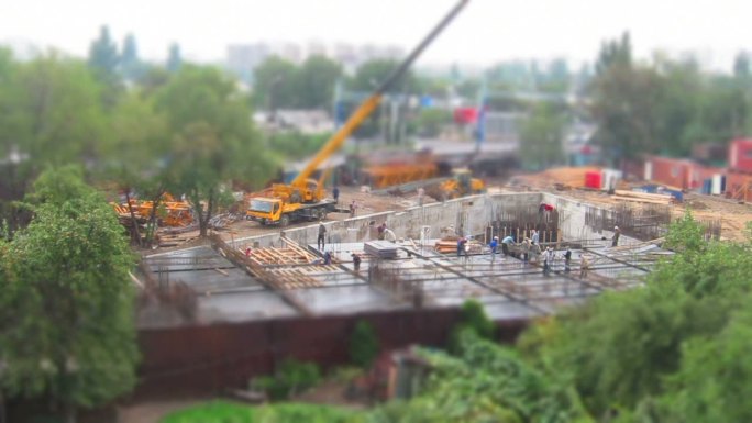倾斜移位结构工程施工队伍吊高机械挖掘机