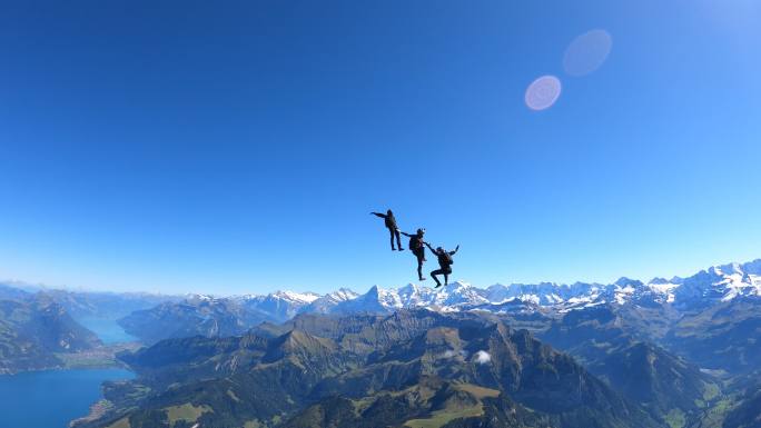 翼装飞行者翱翔于瑞士山脉之上