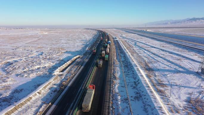 雪后高速公路拥堵车流