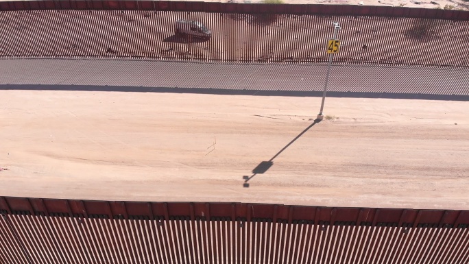 分隔美国和墨西哥的国际边境墙，DMZ，路易斯·墨西哥，索诺拉沙漠，无人机视频剪辑