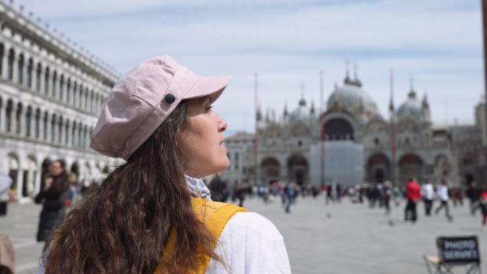 女人在度假时发现了威尼斯。圣马可广场。