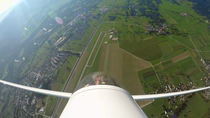 LD飞行员在阳光明媚的日子里驾驶滑翔机在高空表演特技
