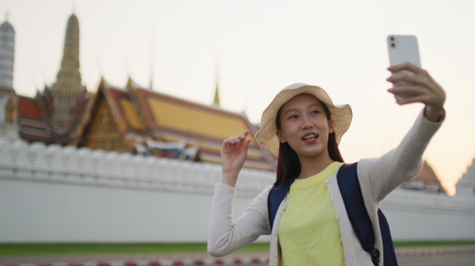 亚洲游客在美丽的风景中观光
