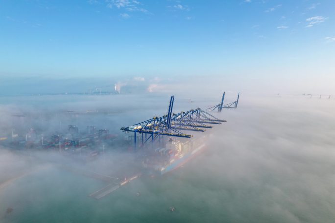 海上平流雾中的洋浦港口码头延时