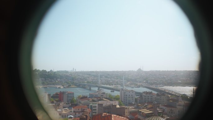 从窗口拉出伊斯坦布尔城市景观的视频。