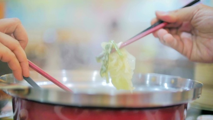 日本火锅中的筷子，慢动作
