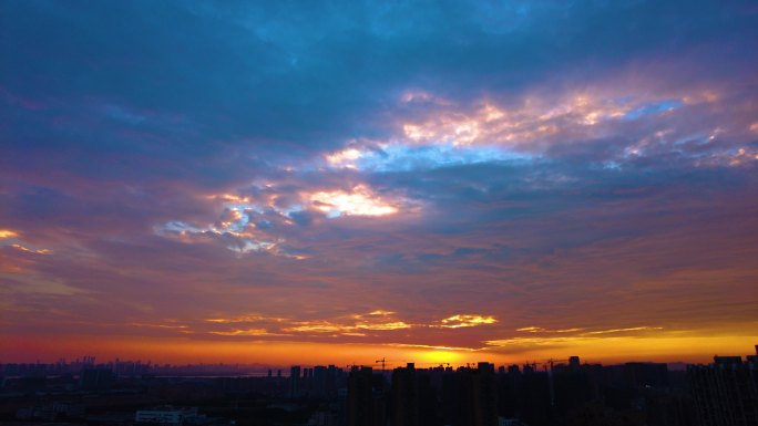 城市夕阳西下火烧云延时摄影