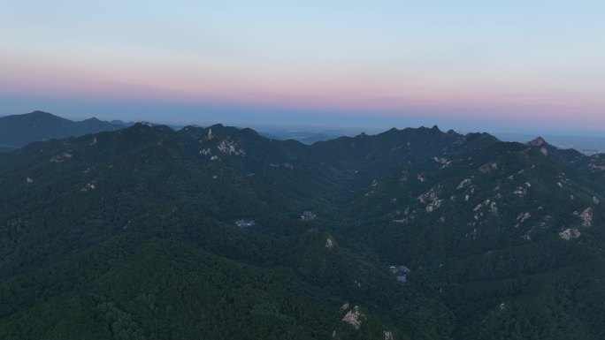 航拍连绵起伏的千山晨曦