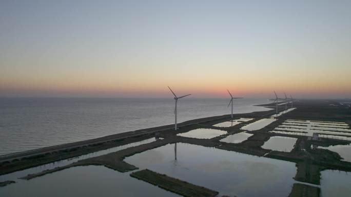 【长镜头】航拍5.4K海边发电风车日落