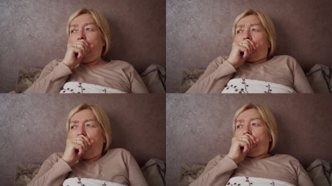 老年妇女患流感强烈咳嗽生病躺在床上