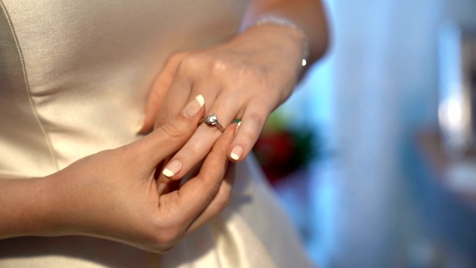 新娘把戒指戴在手指上