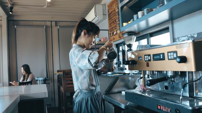 当地咖啡店老板咖啡店老板女性创业调试咖啡