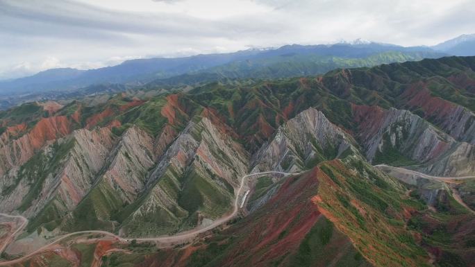 中国新疆天山丹霞地貌鸟瞰图。