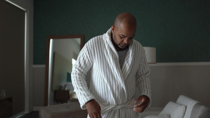 一个穿着浴袍的成熟男人在家的肖像