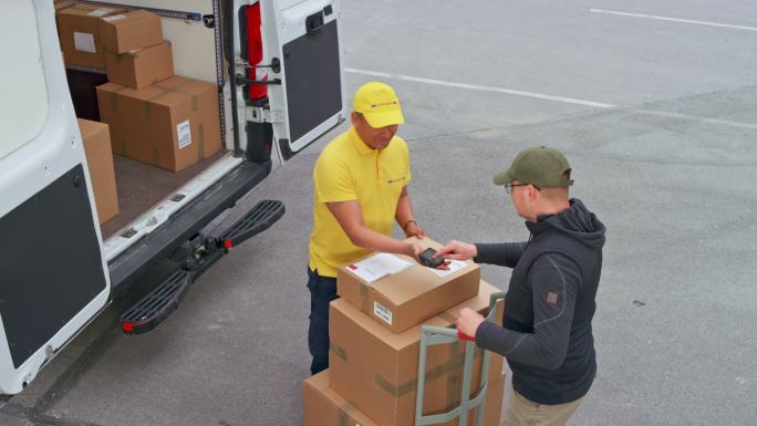 当送货员从货车上拿最后一个包裹时，CS男子签收了一堆包裹