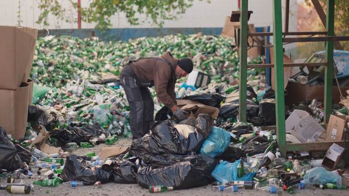 员工收集玻璃瓶垃圾分类整理环境污染