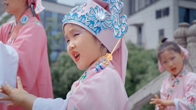 儿童小朋友小孩子唱戏戏曲艺术教育