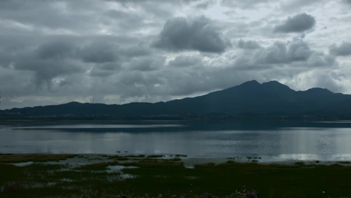 阴雨天云南丽江纳帕海