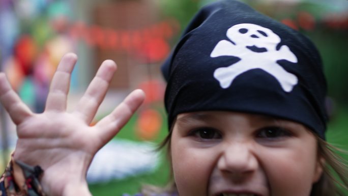 可怕的小海盗。万圣节穿海盗服装的小女孩