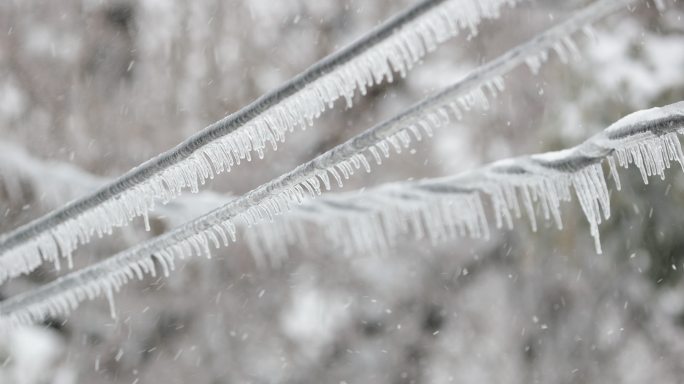 冬季暴风雪后覆冰电缆